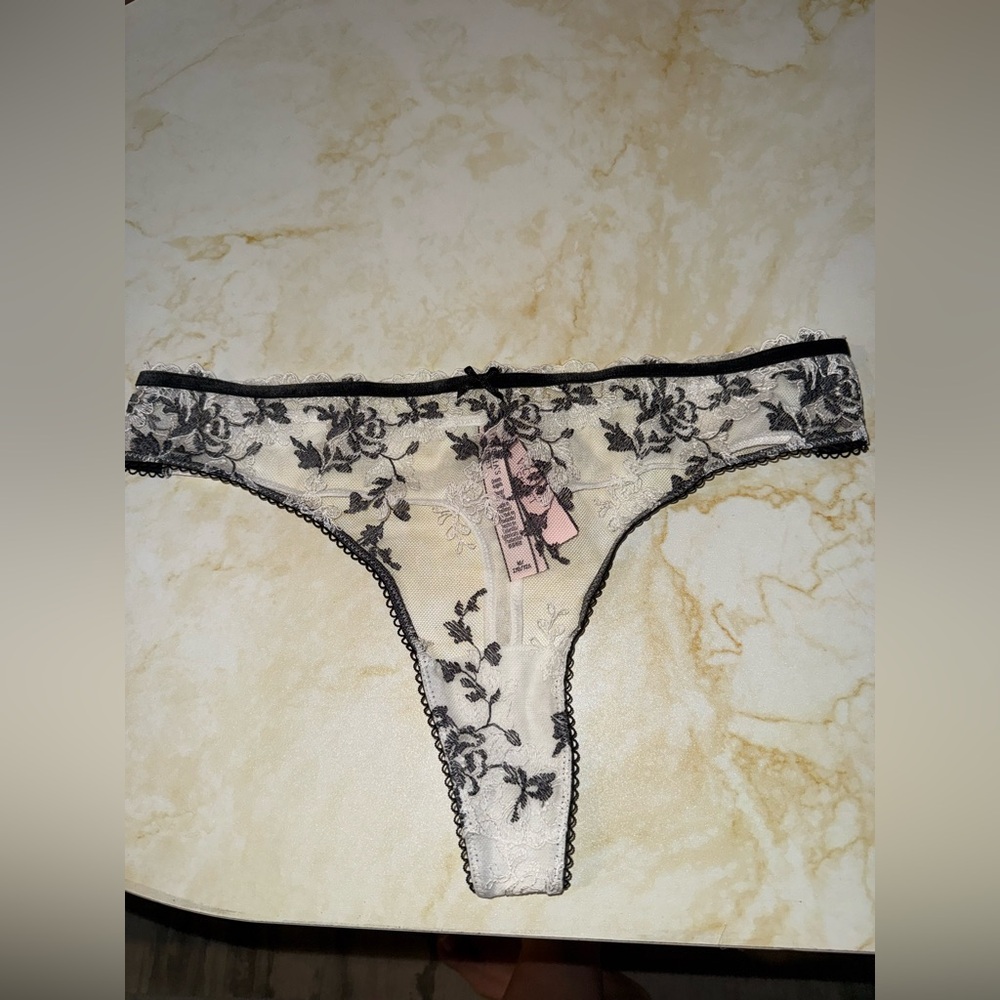 🏷️ 🛍️ NWT Victoria’s Secret Dream Angels White & Black Floral Mesh Thong 🏷️ 🛍️